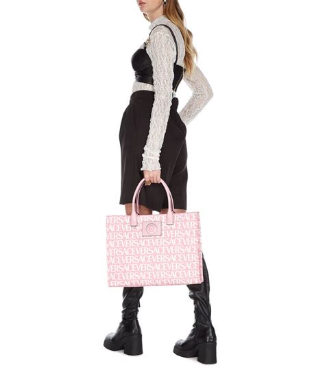 Versace: Bolso tote rosa y blanco La Medusa con monogram 